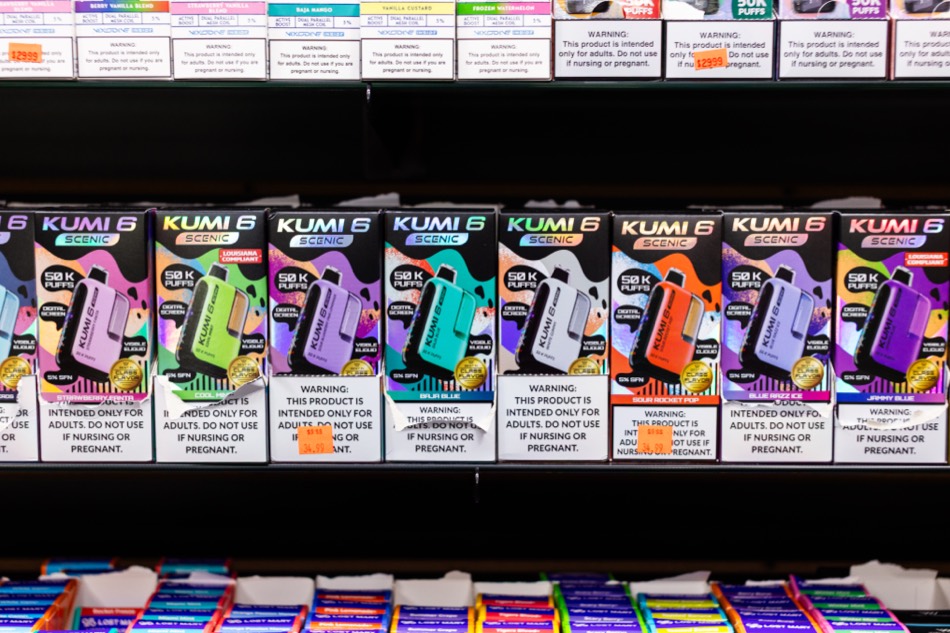 Kumi 6 Scenic disposable vape shelf display